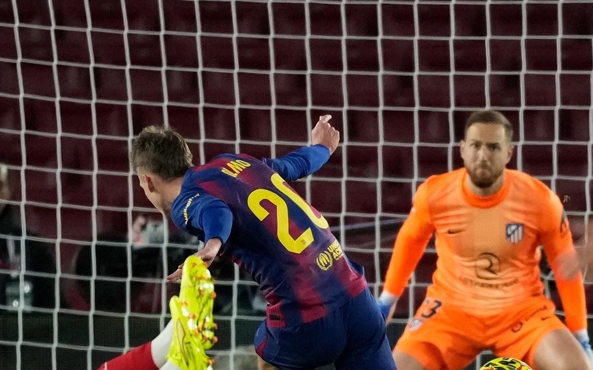 琼斯持球单打 右手抛投打成并加罚